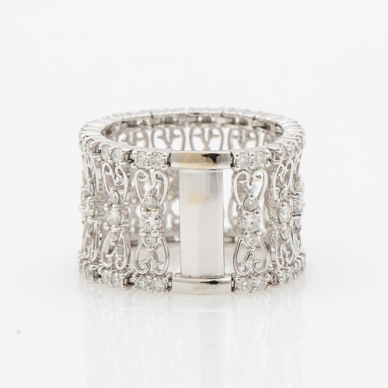 Ring, 18k white gold with brilliant-cut diamonds.