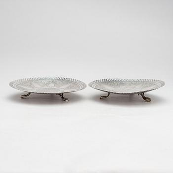 A pair of footed silver dishes, third quarter of the 20th century.