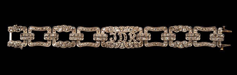 ARMBAND, 259 antik- och rosenslipade diamanter ca 7 ct. 18K guld, silver. Längd 18,5 cm, vikt 38,8 g.