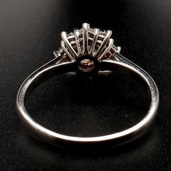 RING, vitguld 18K, briljantslipade diamanter tot. 0,70 ct. Vikt  2,77 g.