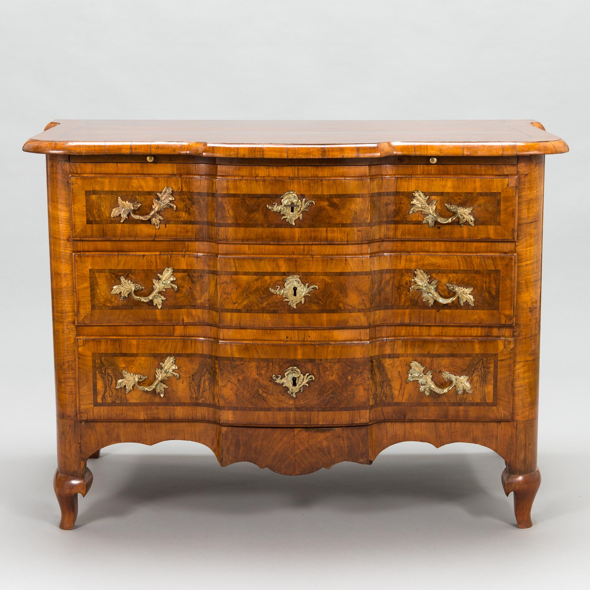A first half of the 18th Century late Baroque chest of drawers.