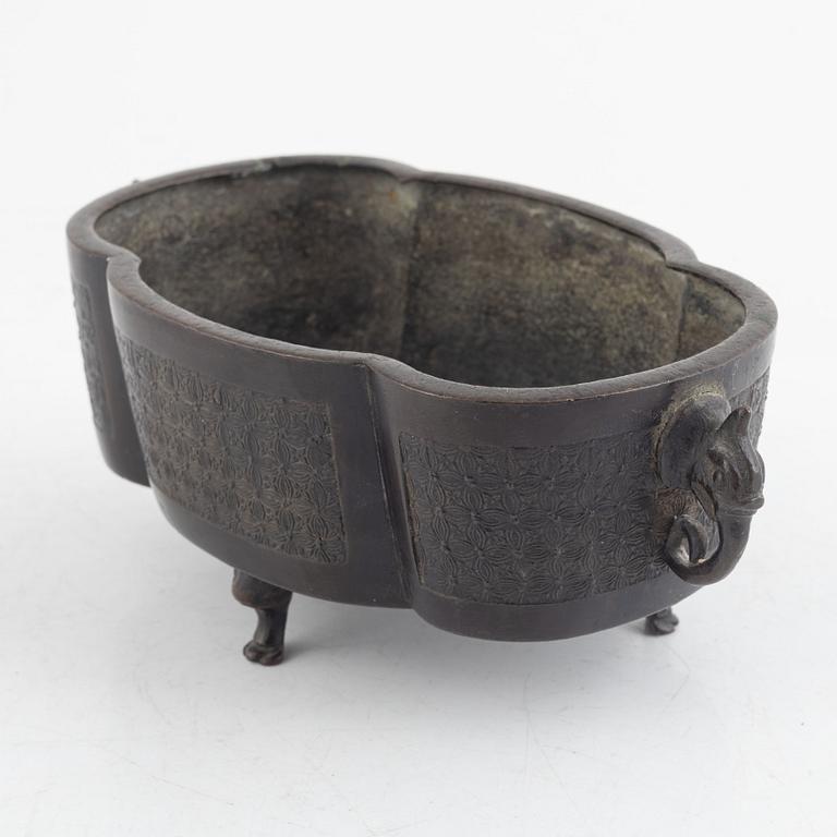 A bronze incense burner, China, Qingdynasty, 19th century.