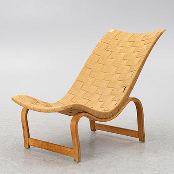 Bruno Mathsson, vilstol, modell 36, Frima Karl Mathson, Värnamo 1940, samt ett läsbord, Firma Karl Mathsson, 1900-talets mitt.