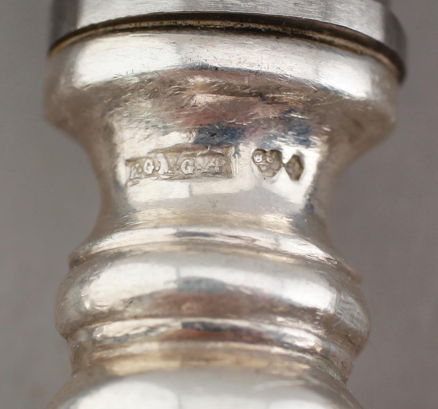 MATKNIVAR, 12 st snarlika, silver, modell franska liljan, bla 1906. Total vikt inkl blad 971 g.