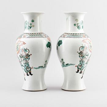 A pair of famille verte vases, late Qing dynsty (1662-1912).