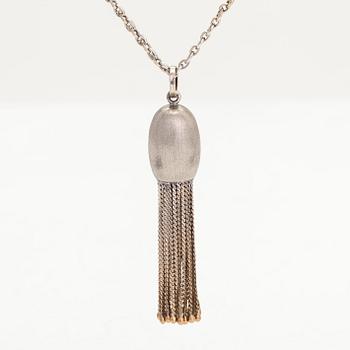 Halsband, 18K vitguld med tofshänge. Schweiz.