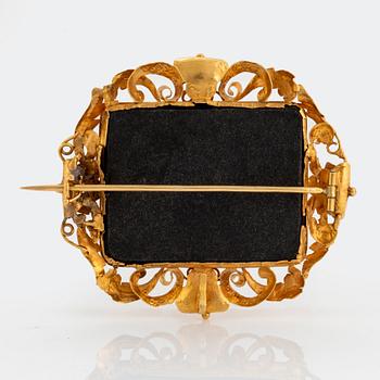 An 18K gold and micro mosaic brooch.
