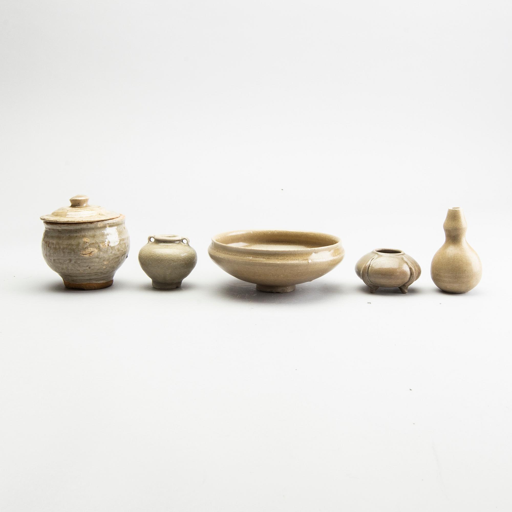 A group of olive green glazed jars and a bowl, South East Asia, 15/17th Century.