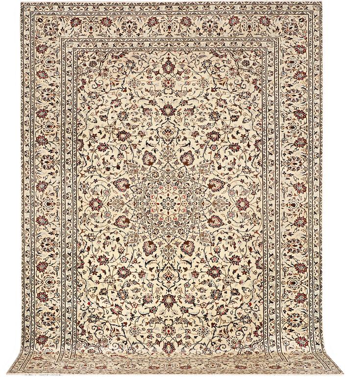 A carpet, Kashan, ca 340 x 238 cm.