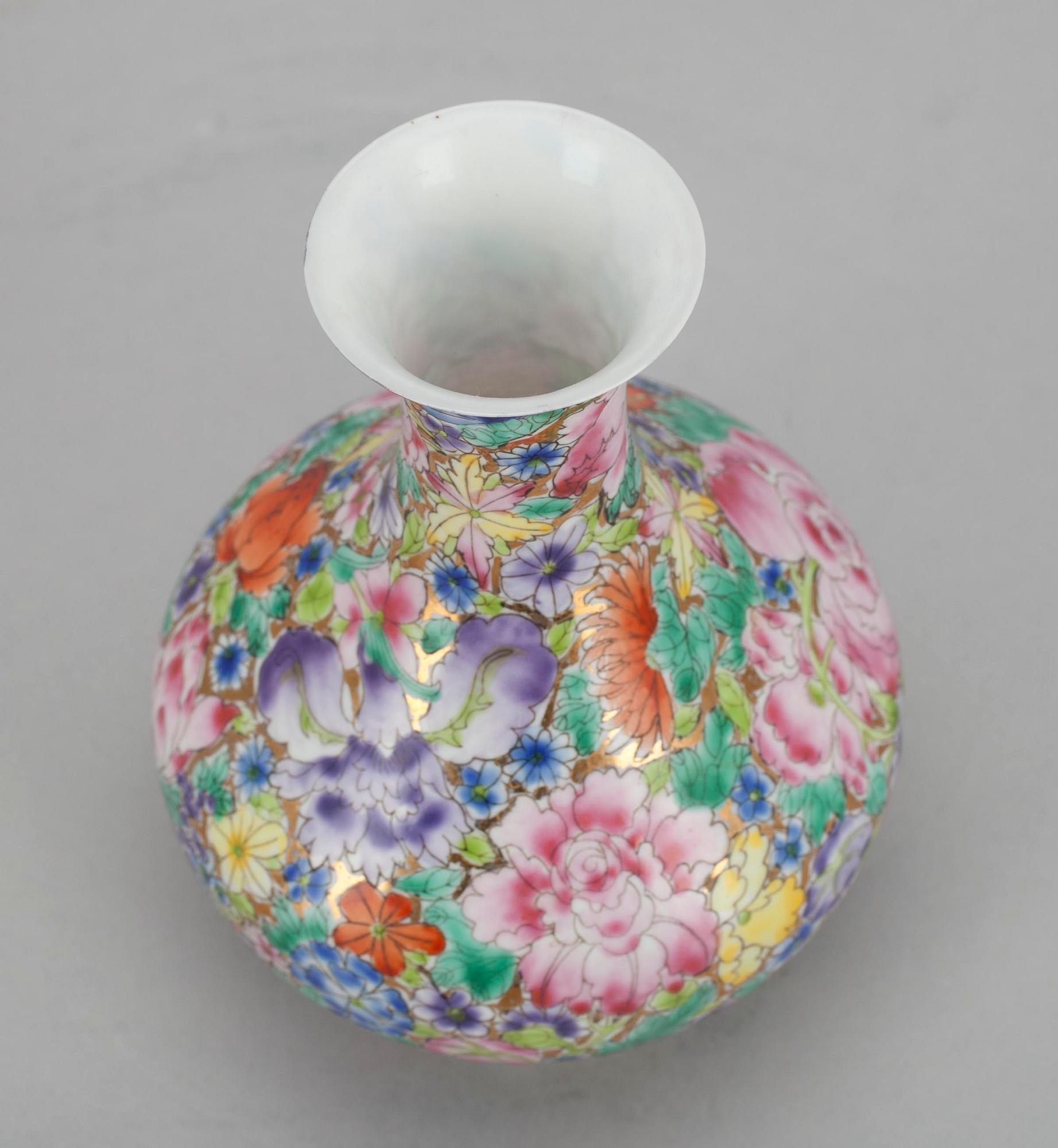 VAS, äggskalsporslin, Kina 1900-tal.