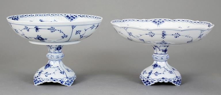 SKÅLAR PÅ FOT, "Musselmalet", Royal Copenhagen.