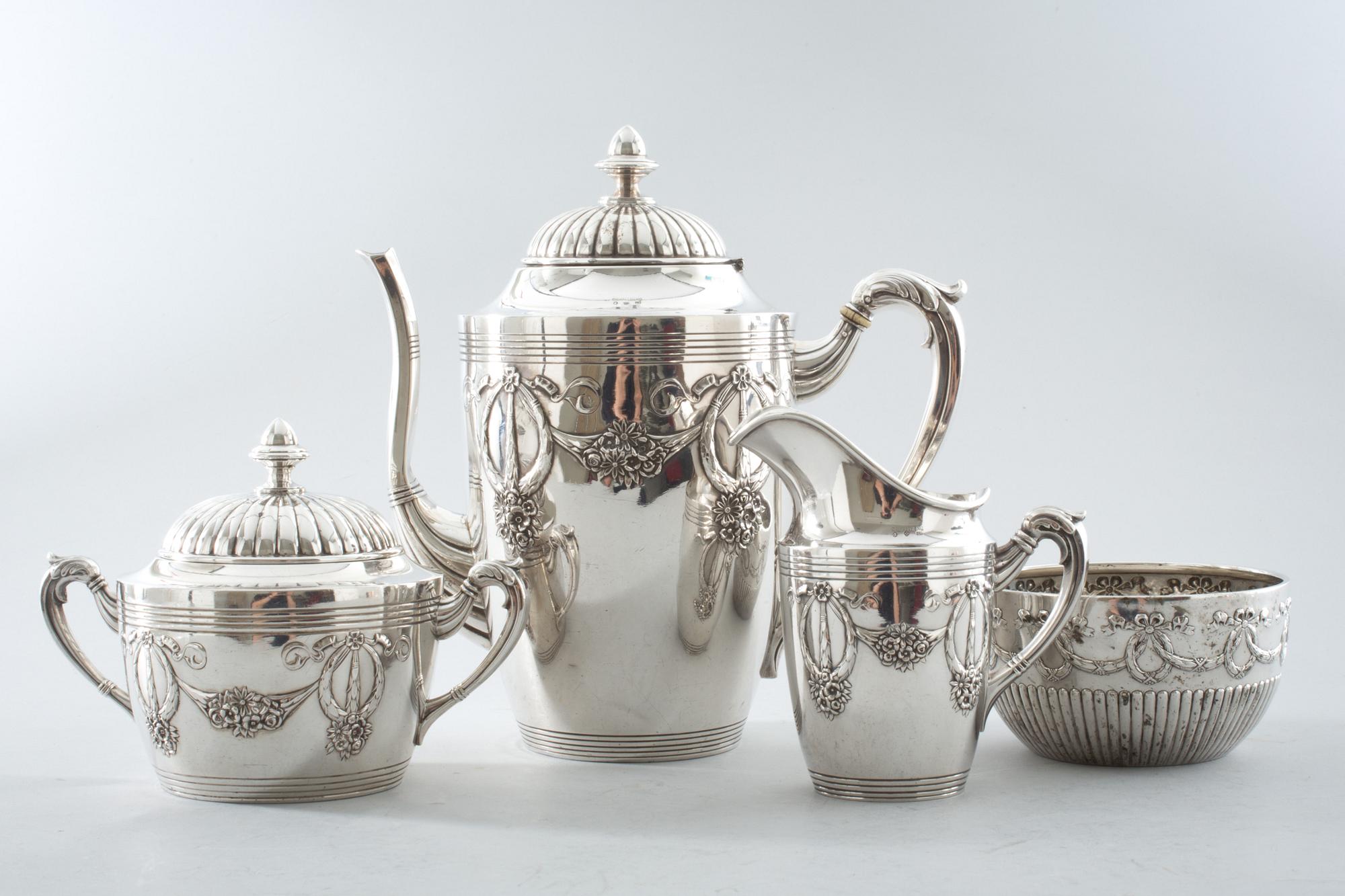 KAFFESERVIS, 3 + 1 delar, silver, C.G. Hallberg + GAB, Stockholm, 1907-09. Totalvikt ca 1170 g.
