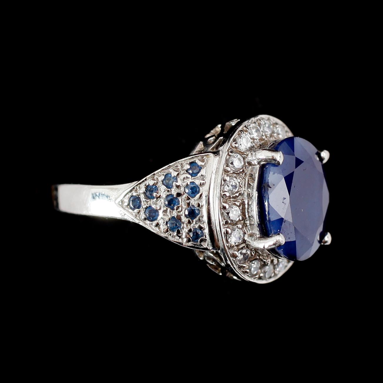 RING, silver, blå safir ca 3,0 ct, mindre safirer samt vita stenar.