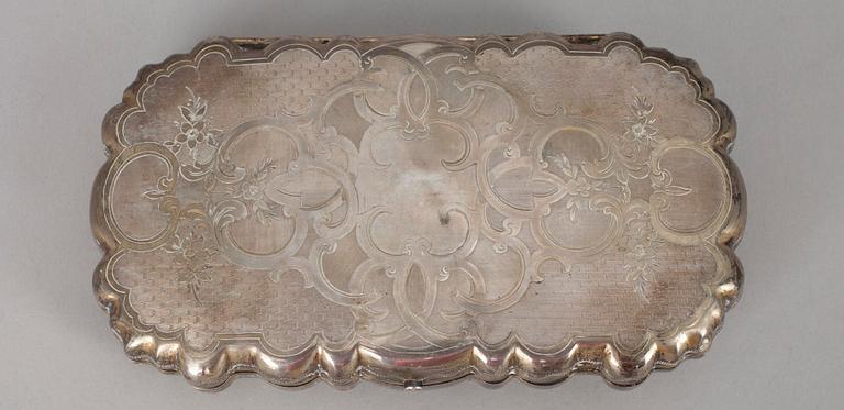 ETUI för spegel och kam, silver, ostämplat, 1800-tal. Tot. vikt ca 158,9 g.