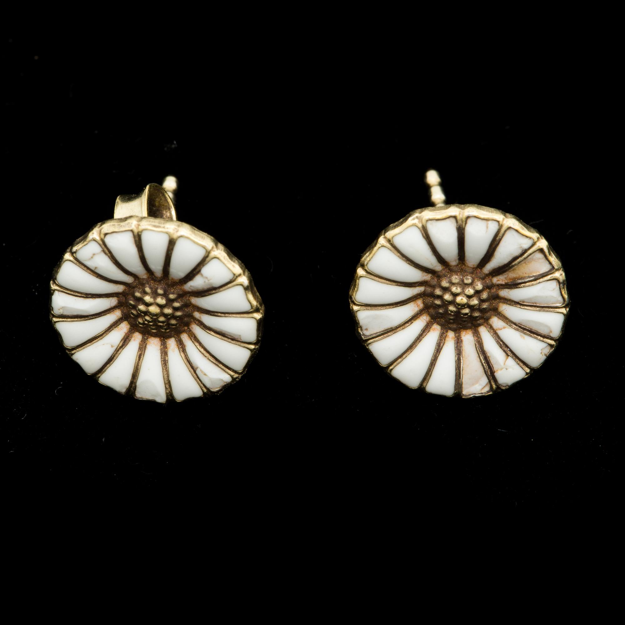 ÖRHÄNGEN, ett par, sterlingsilver samt vit emalj, "Daisy", Georg Jensen. Vikt ca 1,5 g.