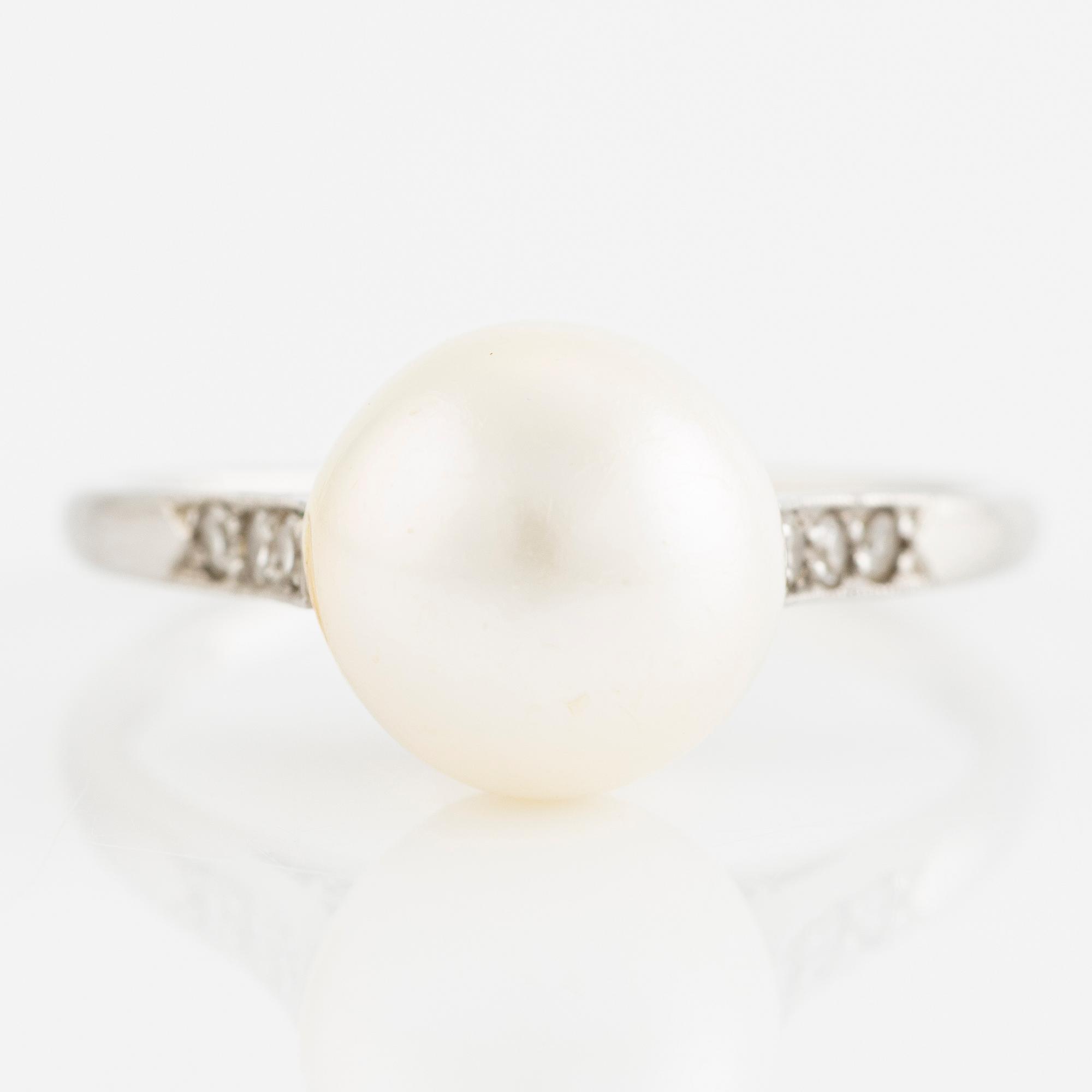 Platinum ring with a pearl and octagon-cut diamonds, 1930s.