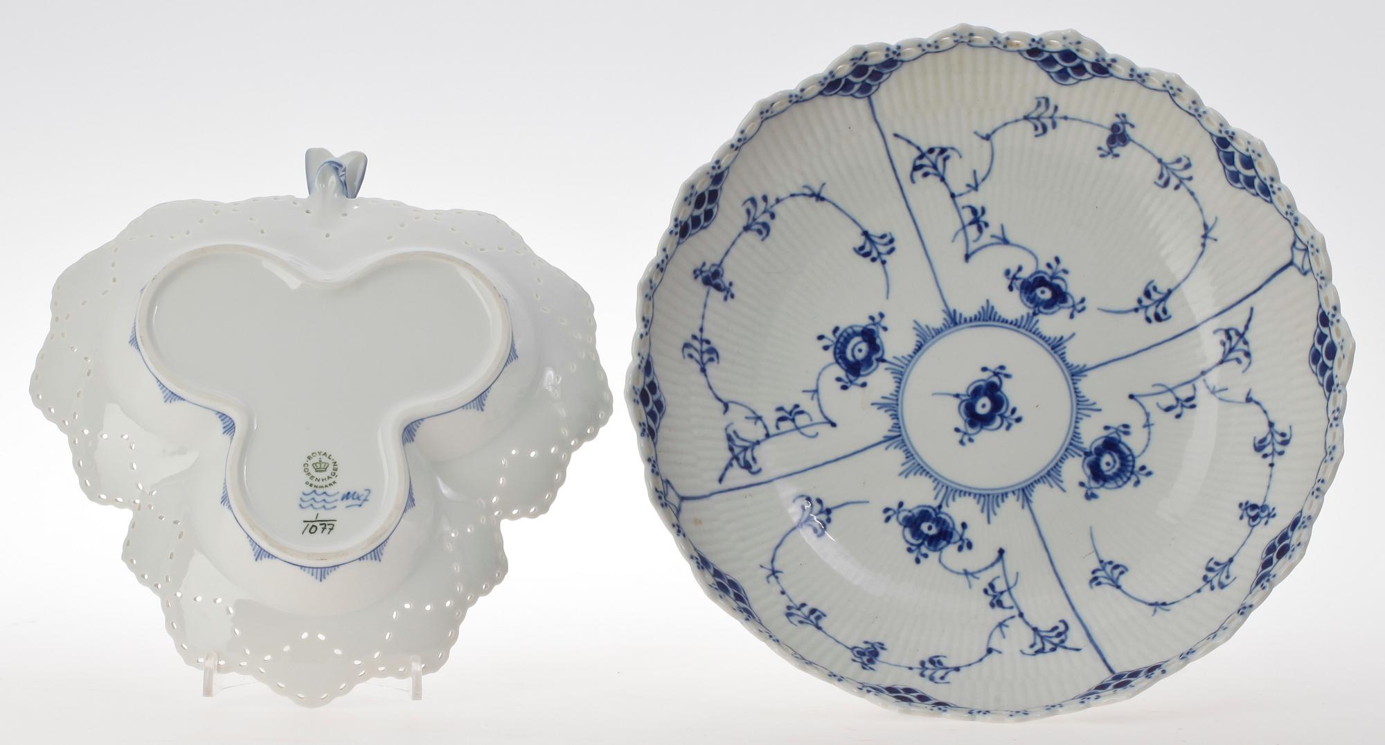 SKÅL PÅ FOT och FAT, porslin, "Musselmalet", Royal Copenhagen.