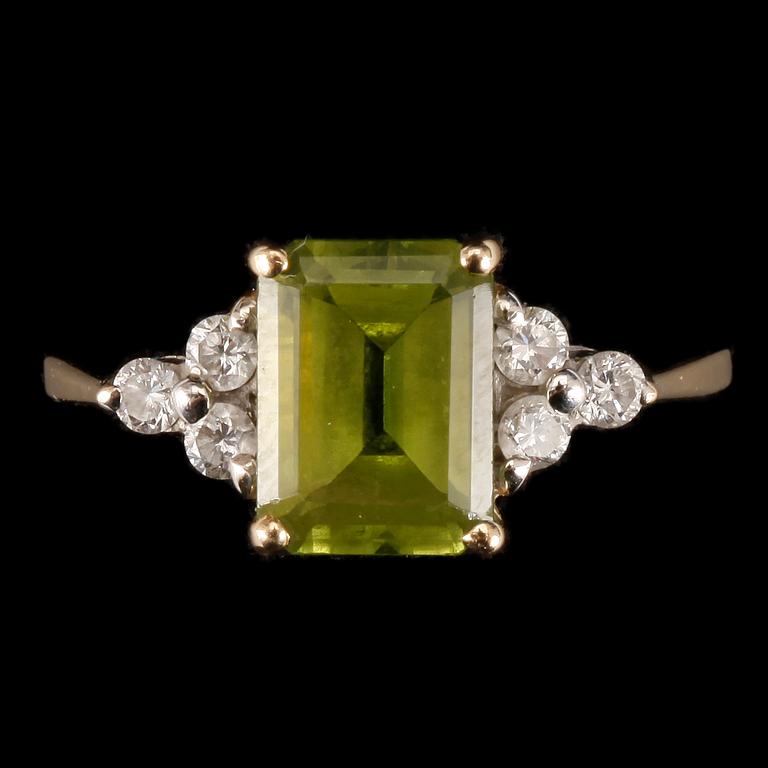 RING, 18k guld med peridot och briljantslipade diamanter tot ca0,18ct.