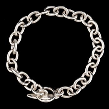 GEORG JENSEN, armband med tre berlocker, sterling silver, efter 1945.