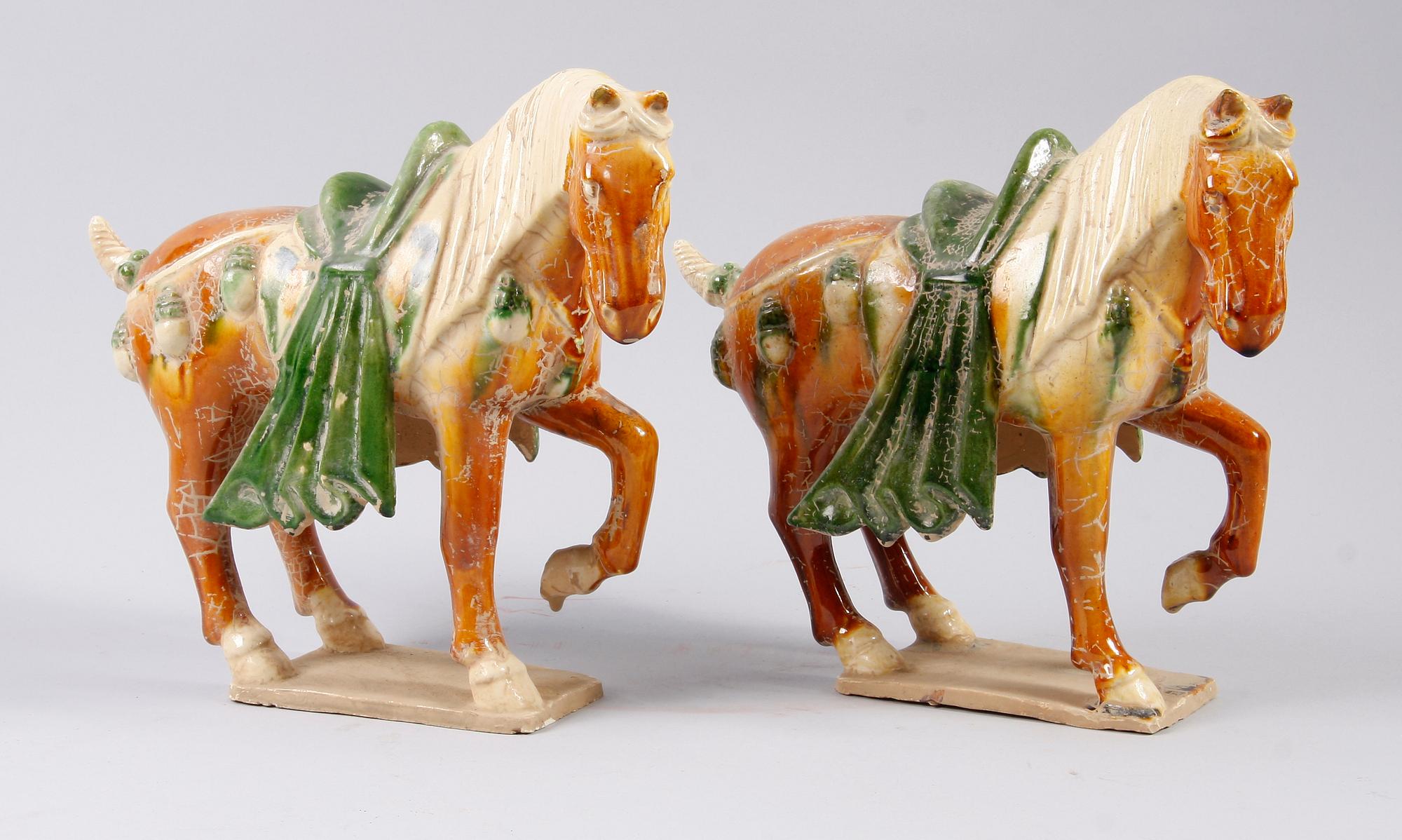 FIGURINER, 2 st snarlika, porslin, 1900-tal, Kina.