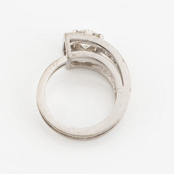 Rey Urban, ring 18K vitguld med en rund briljantslipad diamant ca 1,13 ct, Stockholm 1966.
