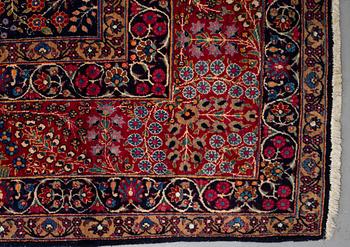 A carpet, an antique/a semi-antique Yezd, ca 557-562 x 366,5-370,5 cm.