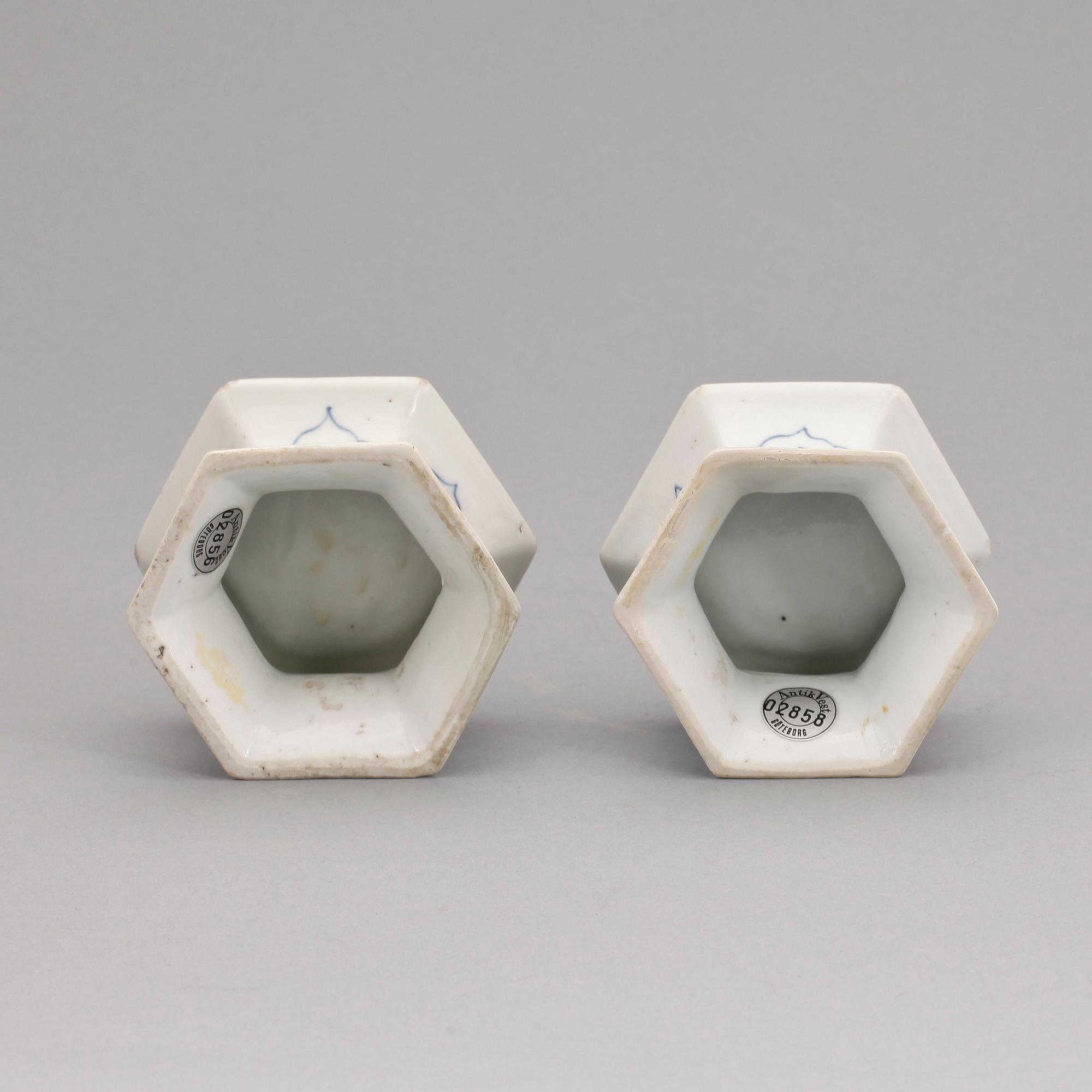 SALTKAR, ett par, porslin. Qing dynastin, Kangxi (1662-1722).