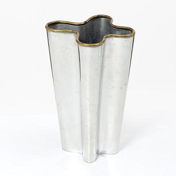 Björn Trägårdh, A 'Wave' vase for Svenskt Tenn, marked F11.