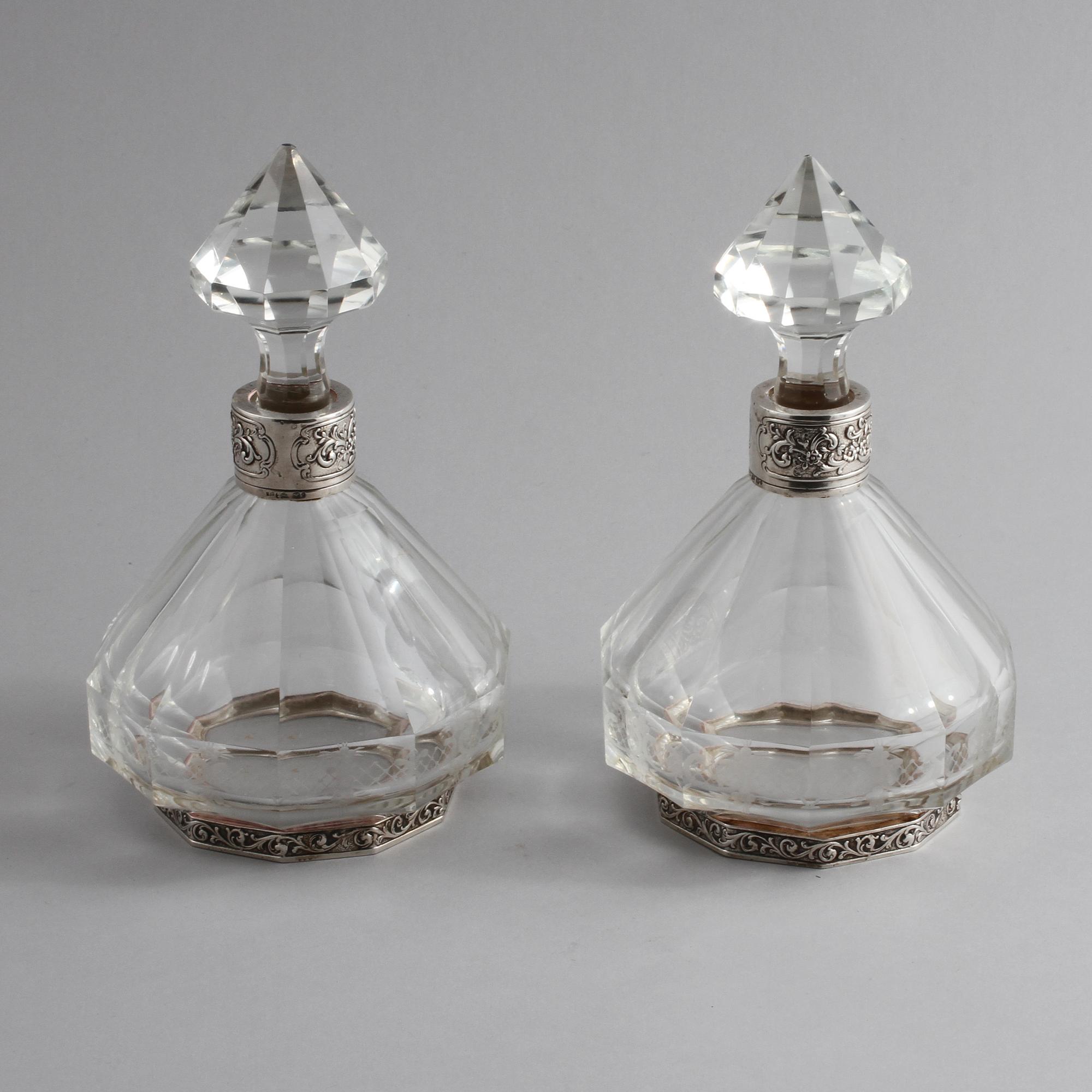 KARAFFER, ett par, glas och silver, Tyskland, svenska importstämplar, 1900-tal.