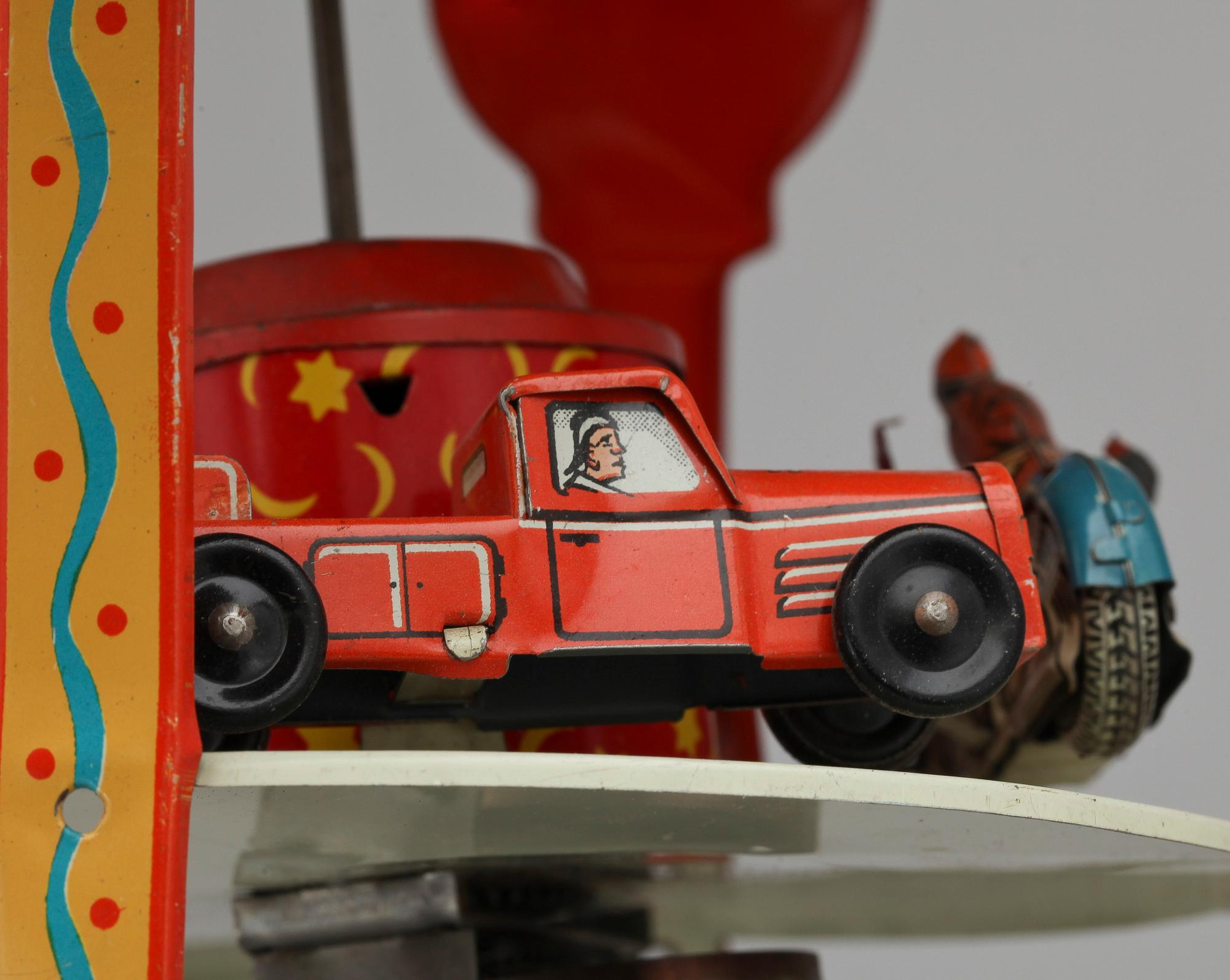 PLÅTLEKSAKER, 2 st, 1900-talets första hälft.