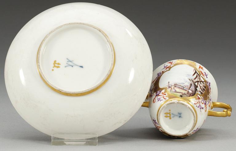 KOPP med FAT, porslin. Meissen, 1700-talets  första hälft.