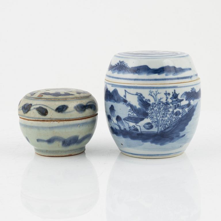 Two blue and white jars with covers and a plate, Qing dynasty, 18th century.