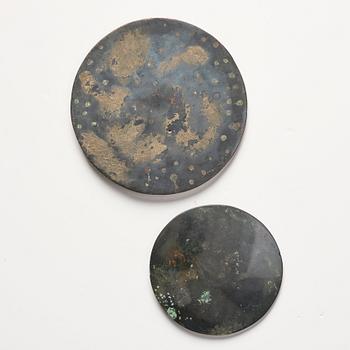 Speglar, två stycken, brons. Östra Handynastin, 100-200 e.Kr.