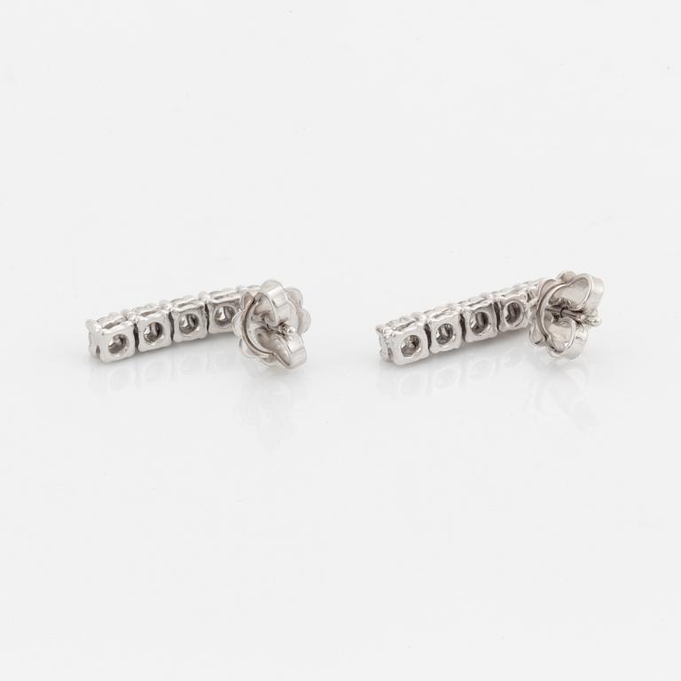 Örhängen, med briljantslipade diamanter.