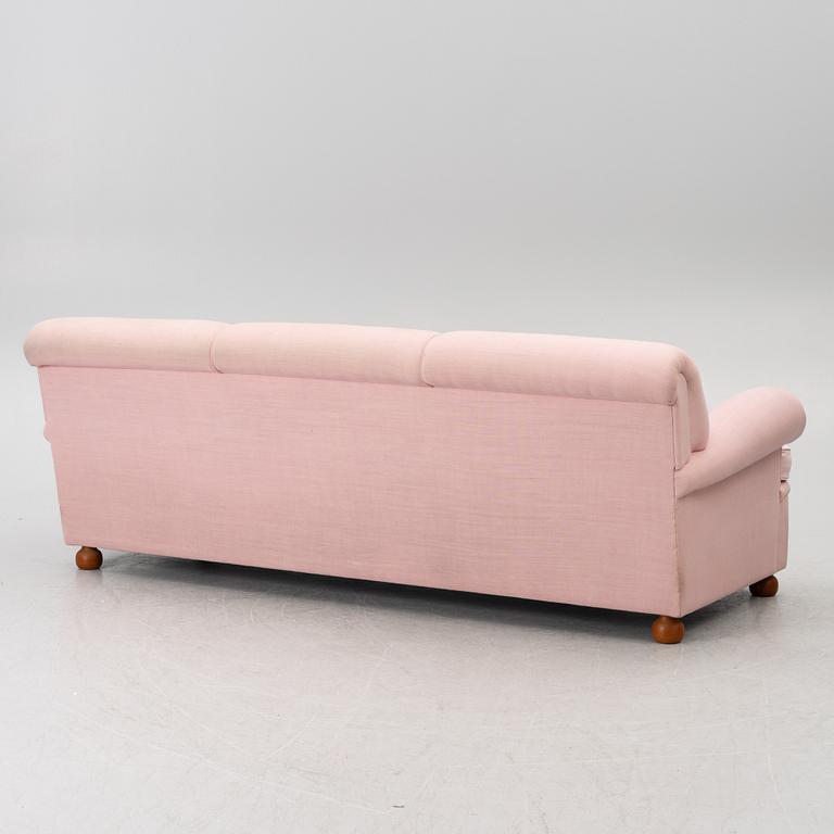 Josef Frank, a model 703 sofa, Firma Svenskt Tenn, ca. 2018.