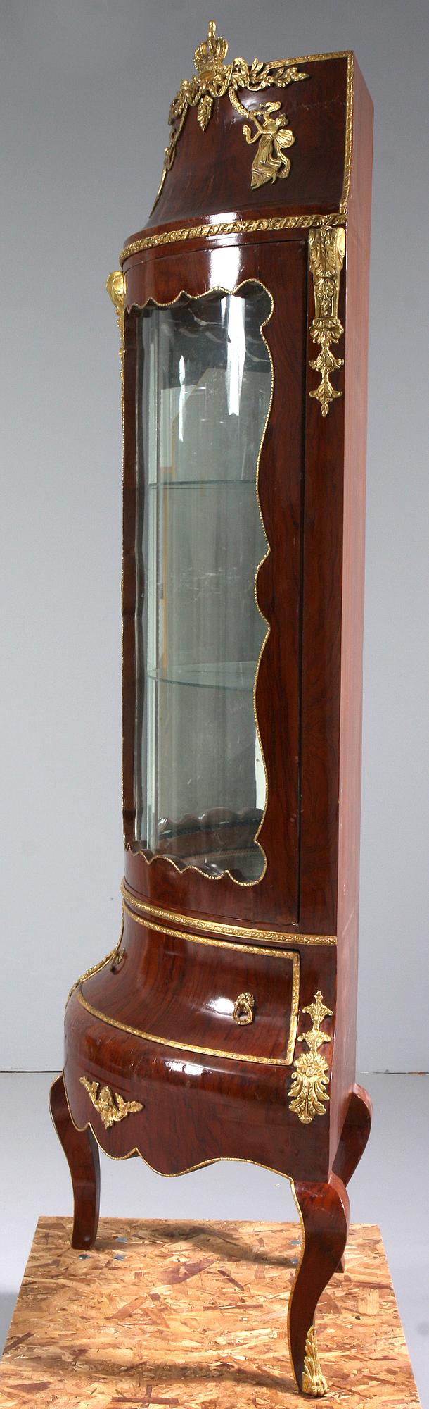 VITRINSKÅP, Louis XV-stil, 1900/2000-tal.