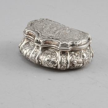DOSA, silver, rokokostil, BM & Co., England, 1904. Vikt 135 g.