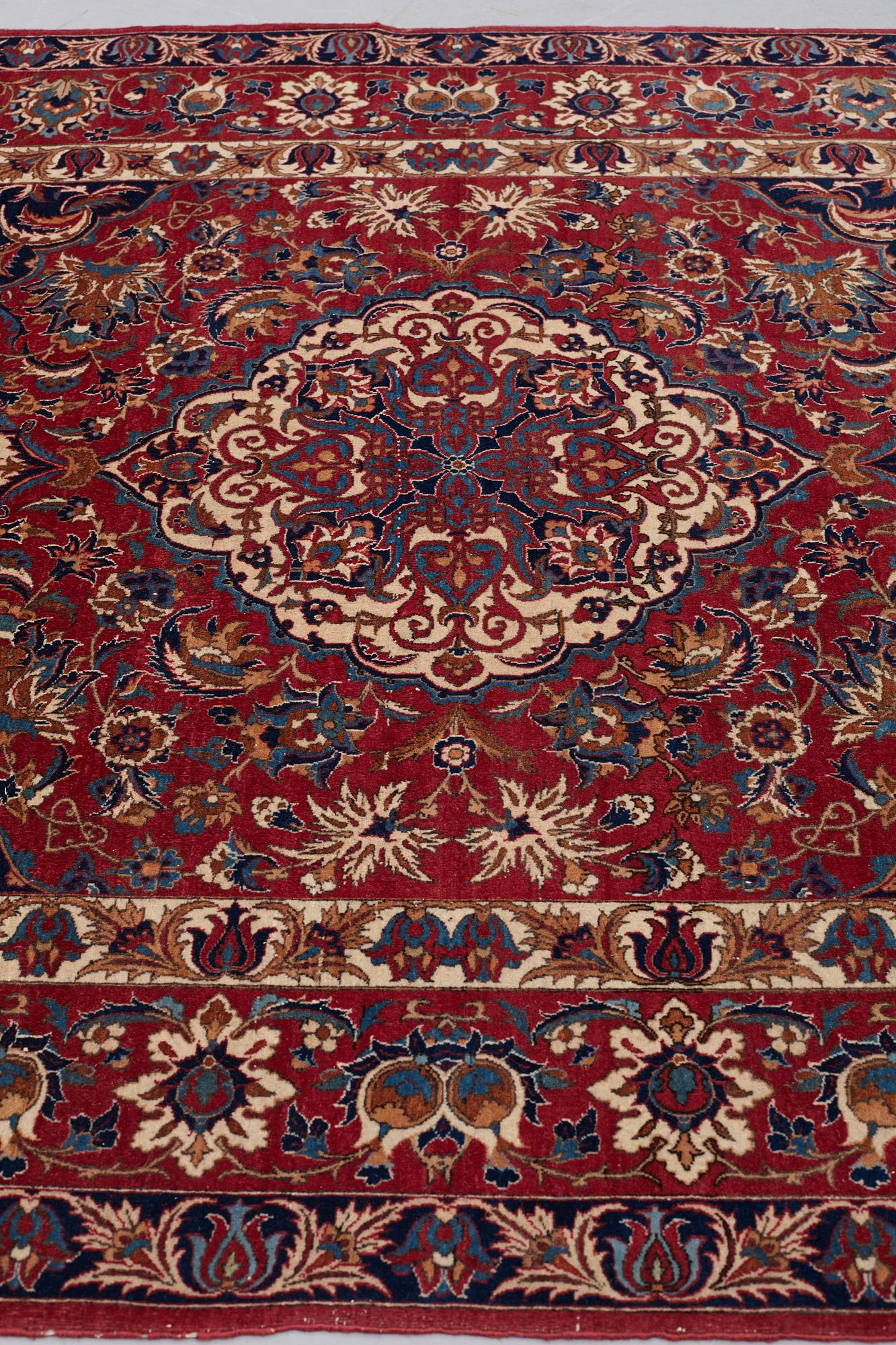 A RUG, a semi-antique Esfahan, ca 213,5 x 143,5-146,5 cm.
