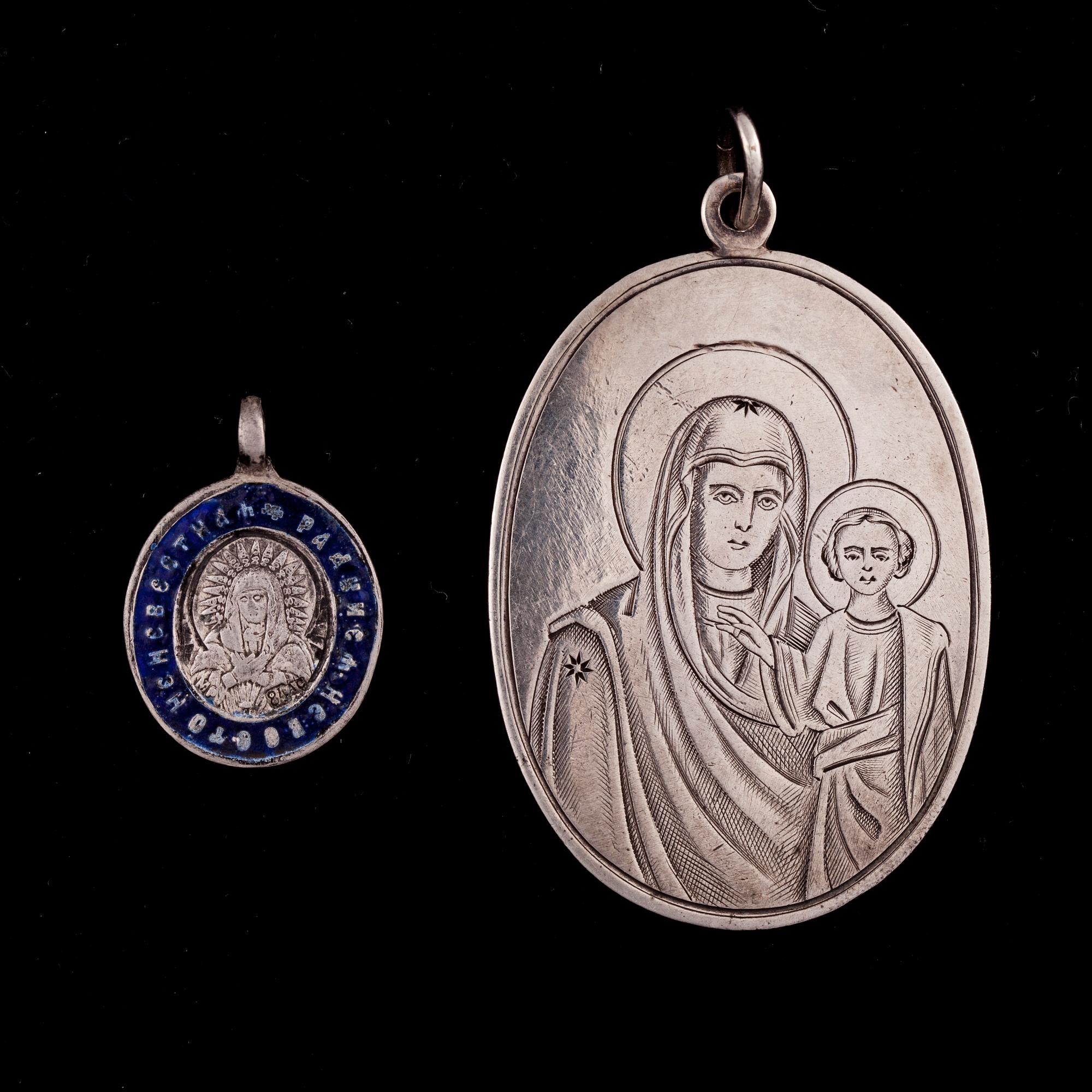 HÄNGE, silver och emalj, Ryssland 1900-talets början samt HÄNGE, silver, otydliga stämplar, Ryssland 1900-talets början.