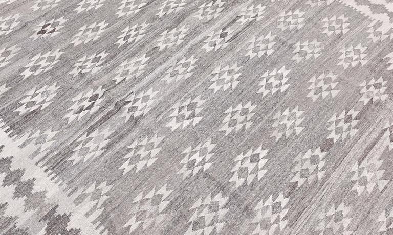 Kilim, ca 316 x 219 cm.