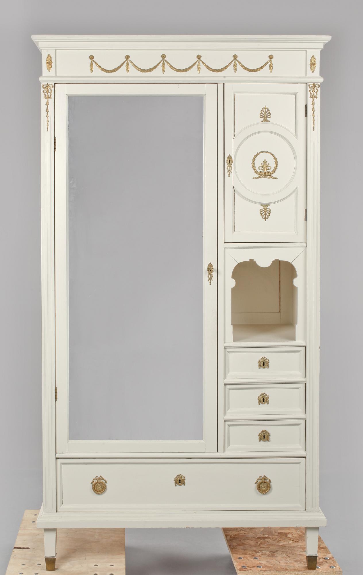 KLÄDSKÅP, gustaviansk stil, 1900-talets första hälft.