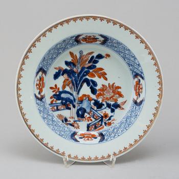 Two imari deep dishes, Qing dynasty, 18th century.