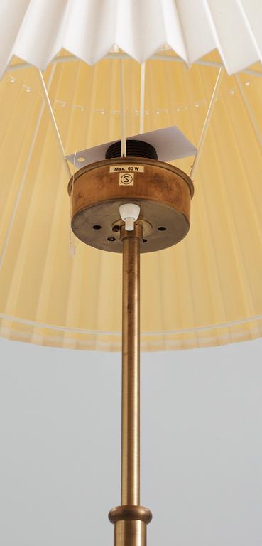 GOLVLAMPA, mässing, Josef Frank, Firma Svenskt Tenn. Modellnummer 2326. 1900-talets mitt.