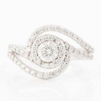 Ring 14K white gold set with round brilliant-cut diamonds.
