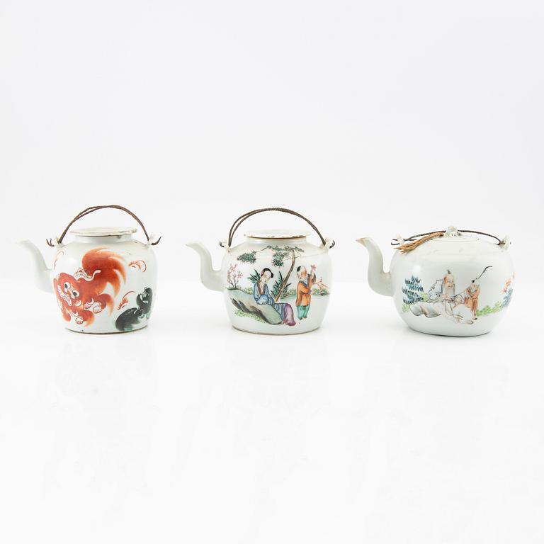 A set of three Chinese tea pots, 20th century.