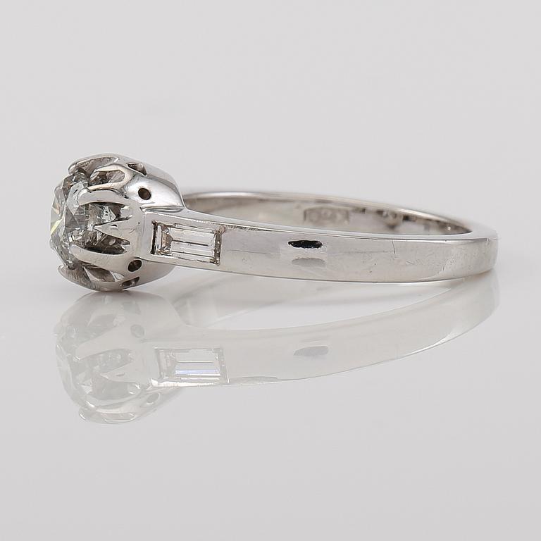 RING, 18K vitguld och diamanter tot ca 0.96 ct. varav en ca 0.77 ct.
