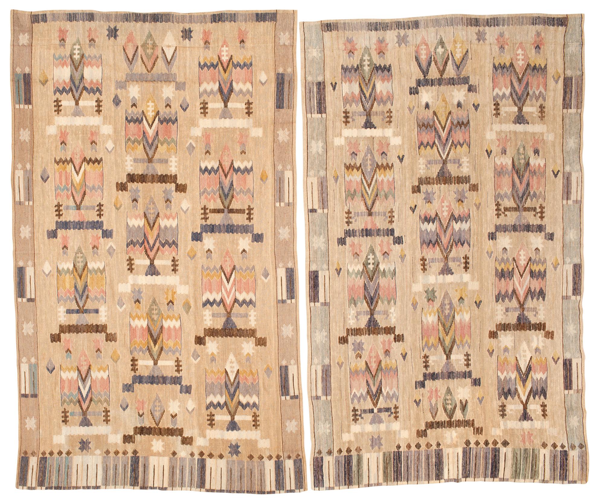 DRAPERIER, 1 par. "Buketter". Inplock på linnebotten. 250,5 x 152 respektive 256 x 158 cm.