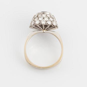 Ring 18K guld med en fasettslipad rubin samt runda briljantslipade diamanter.