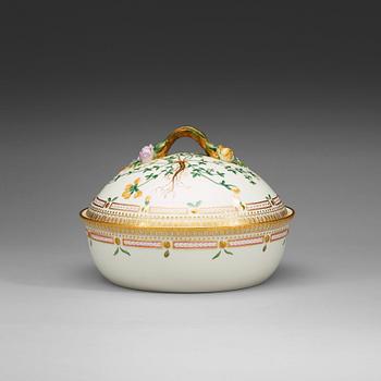 1425. A Royal Copenhagen 'Flora Danica' tureen with cover, Denmark, 20th Century.