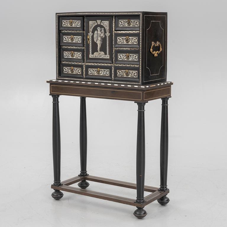 Kabinettskåp, 1800-tal. Barockstil.